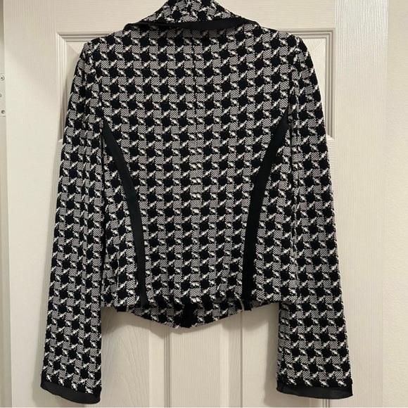 Very slimming houndstooth St John Jacket - Picture 2 of 9